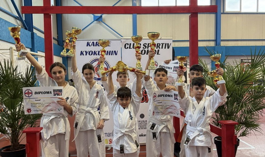 Copii la antrenament de karate Kyokushin la Clubul Sportiv Sokol, Dobreni – secția Kyokushin România